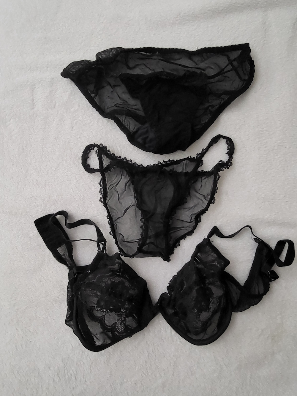 Sexy Lacy Black Bra & 2 Skimpy Panties Small Size